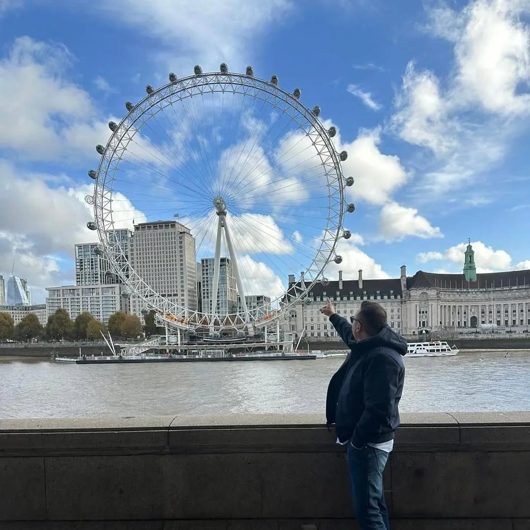 Klient i Vlera Consulting pranë London Eye gjatë ditës, Londër