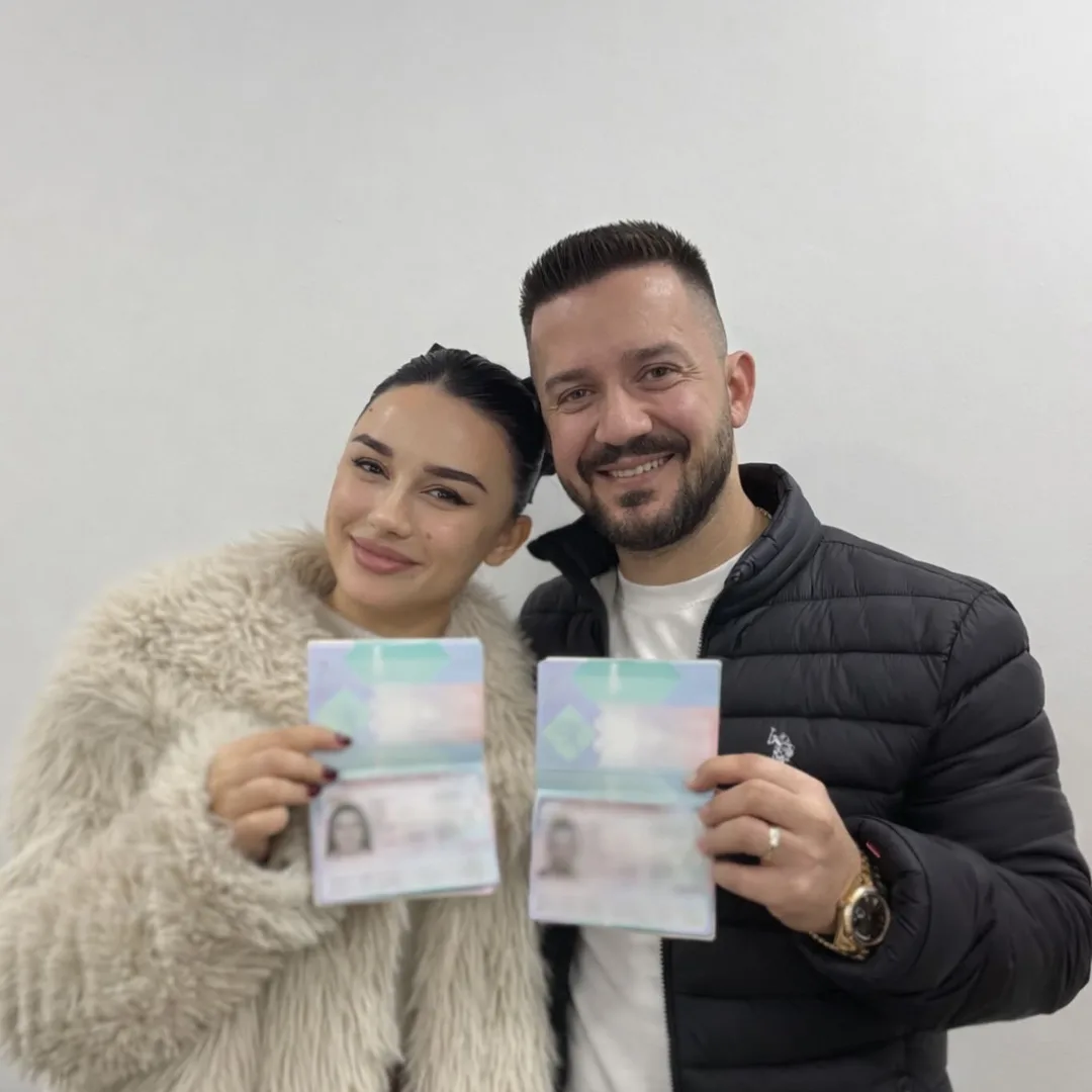 Klientë të Vlera Consulting me pasaportat dhe vizat e tyre