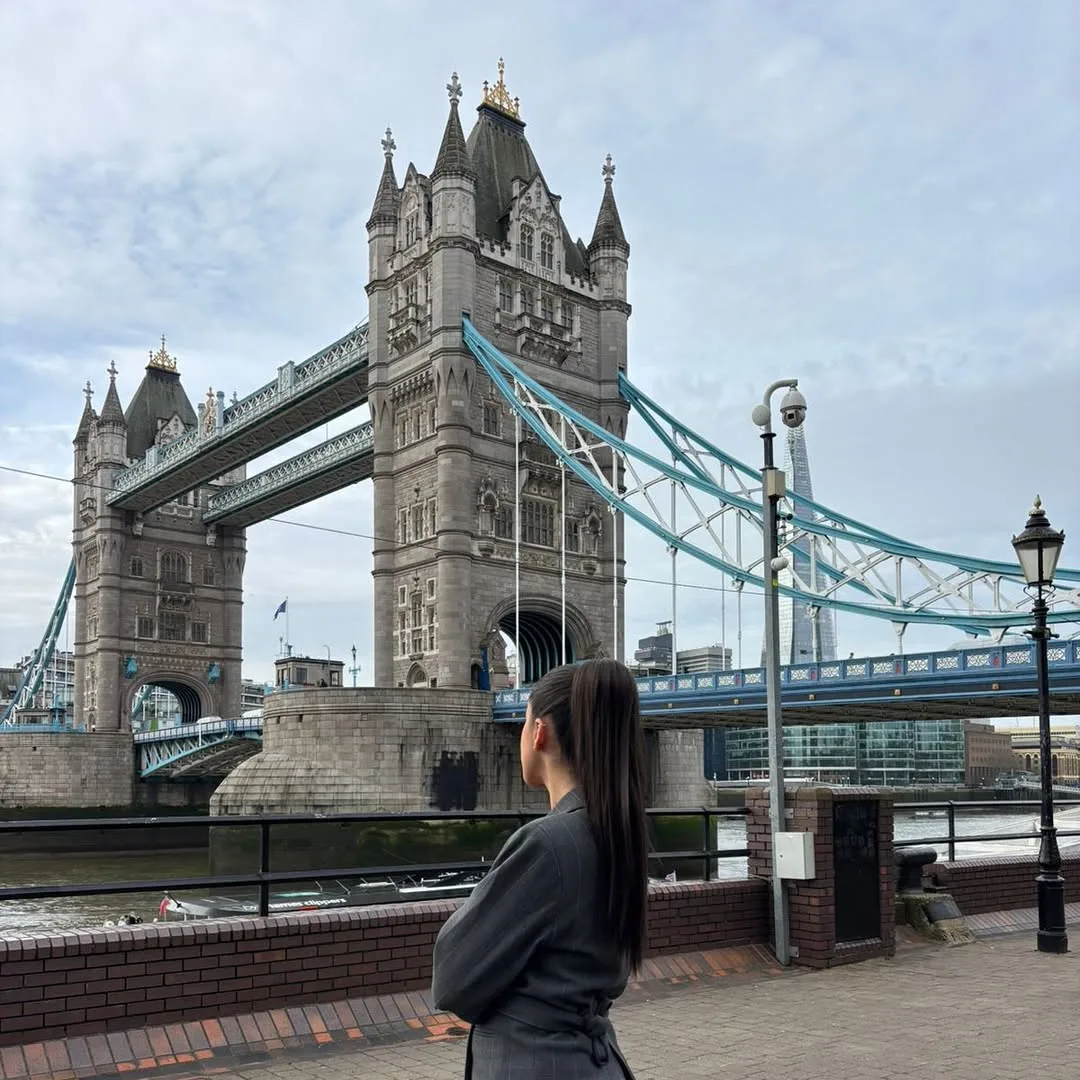 Kliente e Vlera Consulting pranë Tower Bridge mbi lumin Thames, Londër