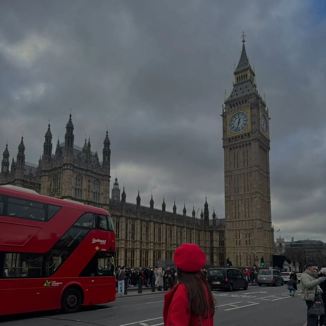 Kliente e Vlera Consulting para Big Ben dhe një autobusi të kuq londinez